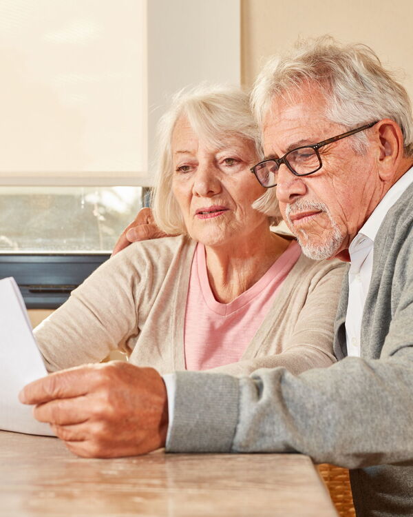 Senioren Paar liest zusammen einen Vorsorge Plan